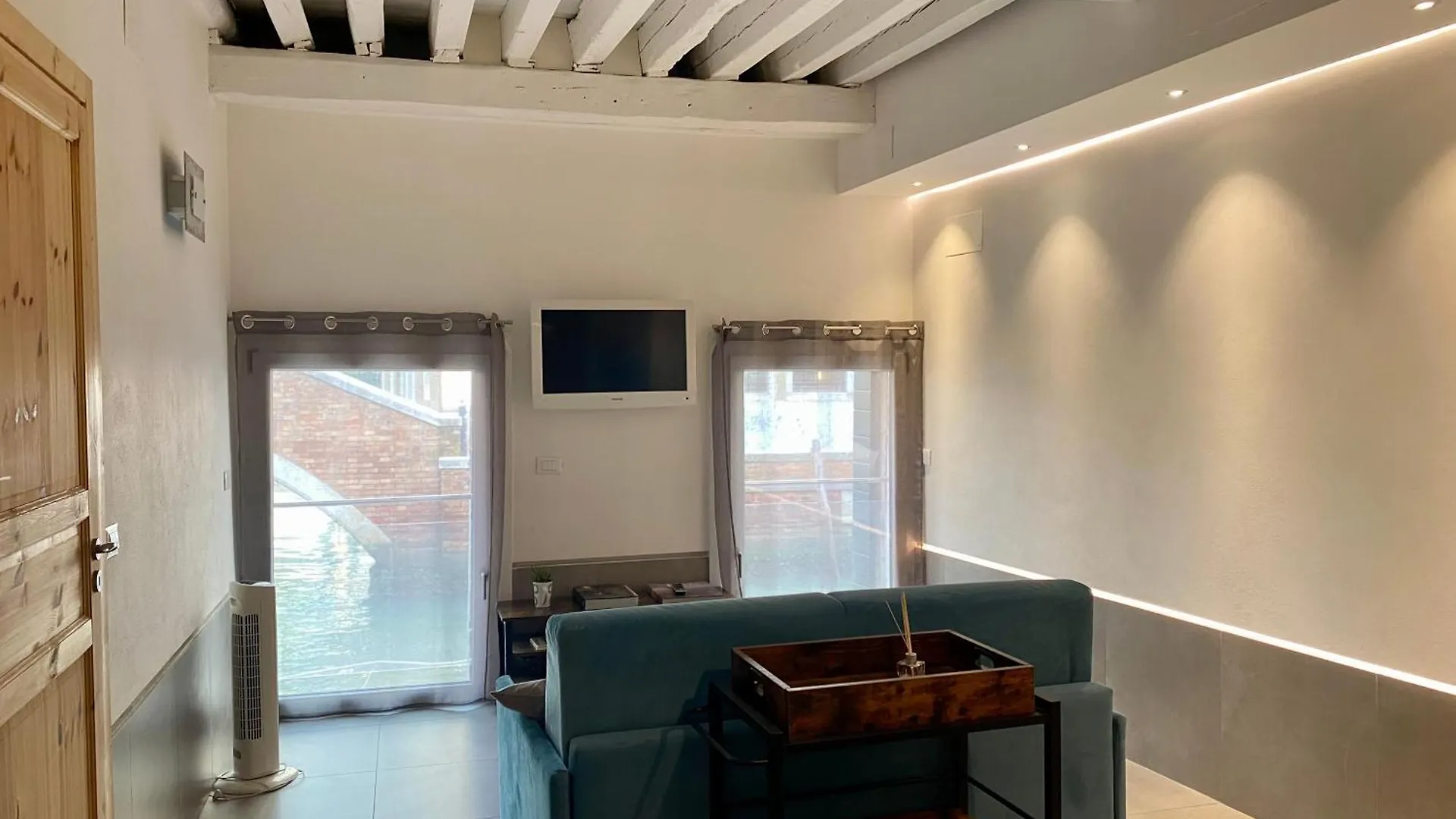 Mezzanino On Canal Apartment Venice Italy