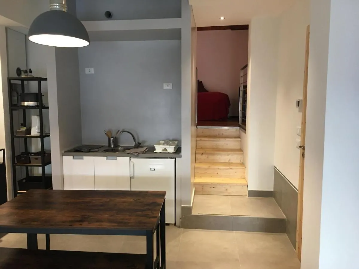 Mezzanino On Canal Apartment Venice