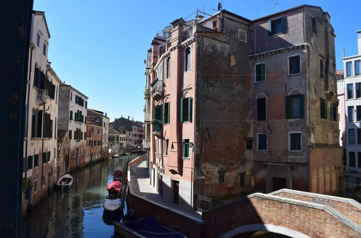Mezzanino On Canal Apartment Venice