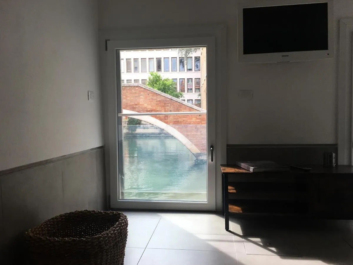 Mezzanino On Canal Apartment Venice