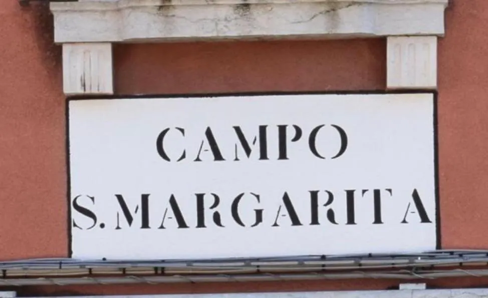 Mezzanino On Canal Apartment Venice