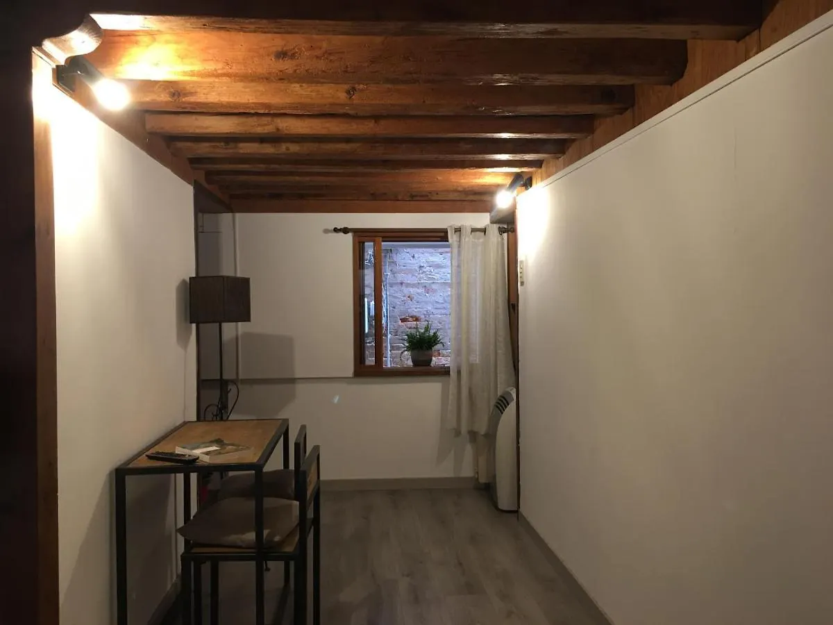 Mezzanino On Canal Apartment Venice