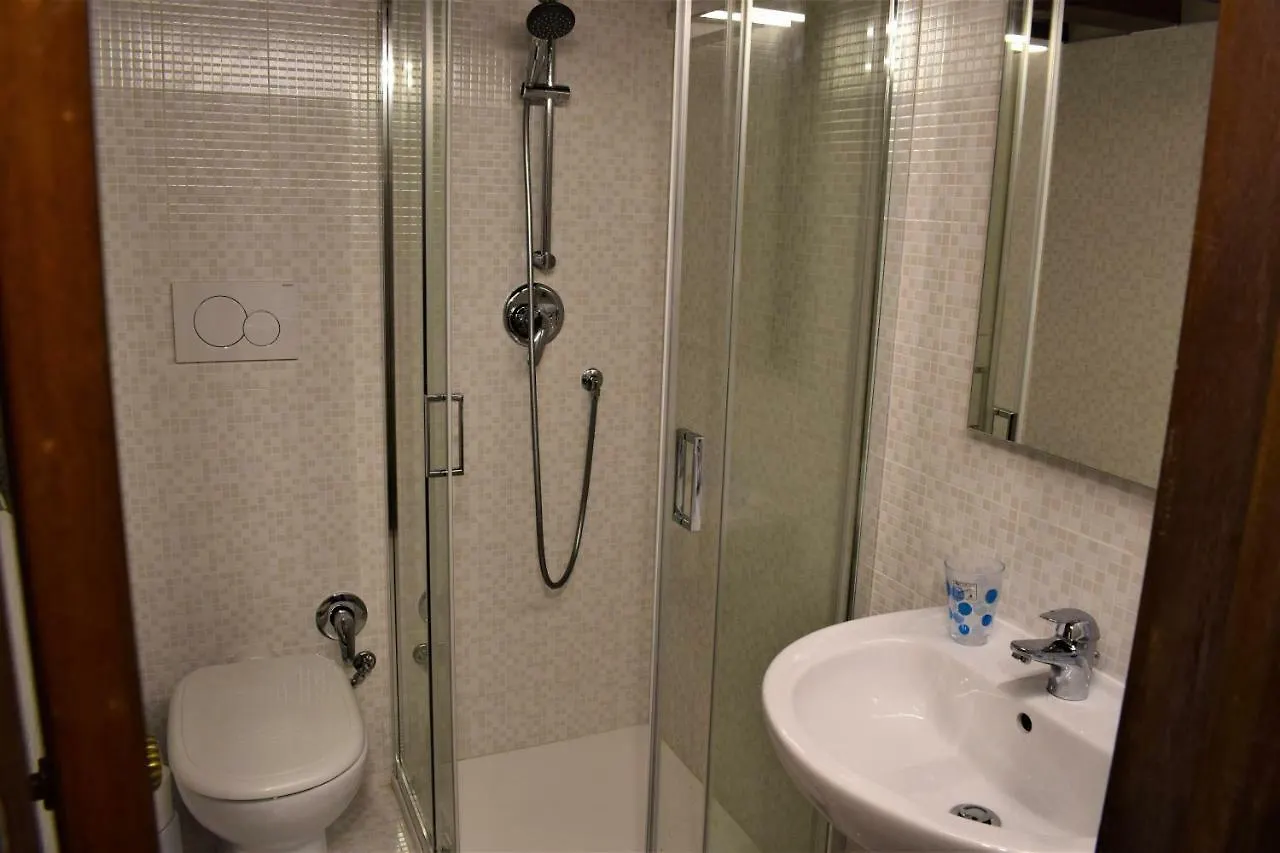 Mezzanino On Canal Apartment Venice