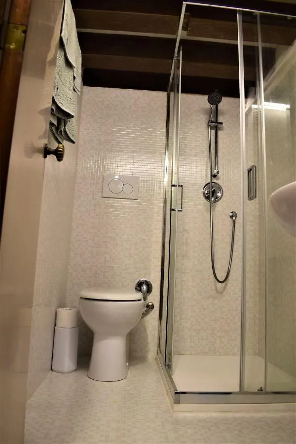 Mezzanino On Canal Apartment Venice